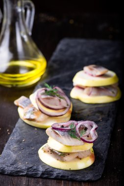 Meze kanepe ile ringa balığı, elma 