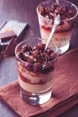 Çikolata peynir çöl kiraz ile