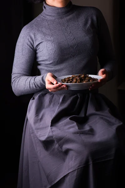 Piatto di funghi fritti. La donna tiene in mano — Foto Stock