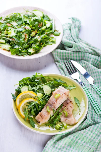 Filetto di pesce gatto al vapore con insalata di rucola — Foto Stock