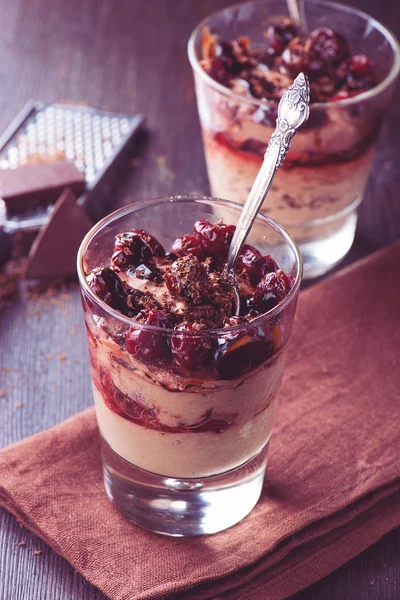 Chocolat fromage désert aux cerises — Photo