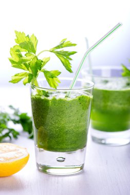 Avokado, soğan, ıspanak ve kereviz ile yeşil smoothie Detoks
