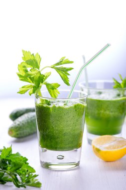 Avokado, soğan, ıspanak ve kereviz ile yeşil smoothie Detoks
