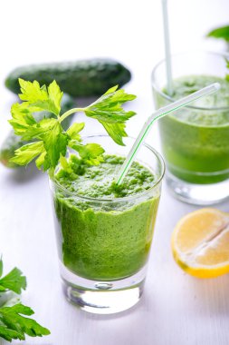 Avokado, soğan, ıspanak ve kereviz ile yeşil smoothie Detoks
