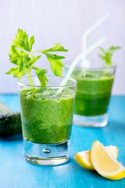 Soğan, kereviz, iki bardak ıspanak ile güler yüzlü Detoks