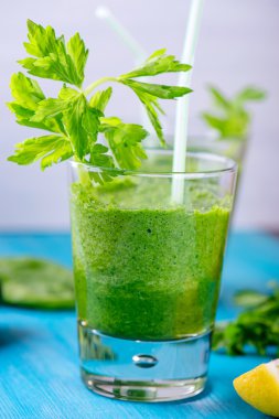 Soğan, kereviz, iki bardak ıspanak ile güler yüzlü Detoks