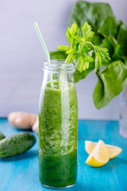 Kereviz ve ıspanak şişe ile yeşil Detoks güler yüzlü