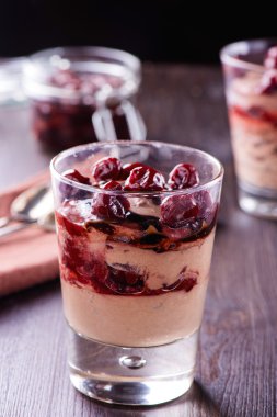 Kirazlı çikolatalı mus tatlısı.