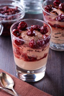 Kirazlı çikolatalı mus tatlısı.