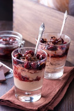 Çikolata peynir çöl kiraz ile