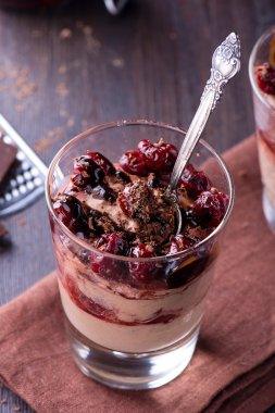 Çikolata peynir çöl kiraz ile