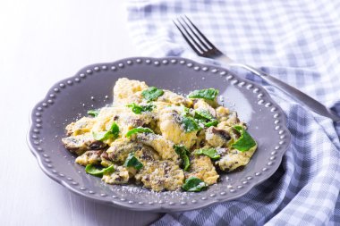 Ispanaklı mantar frittata ahşap tablo