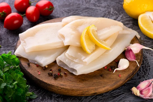 Beredning av rå bläckfisk och ingredienser ombord — Stockfoto