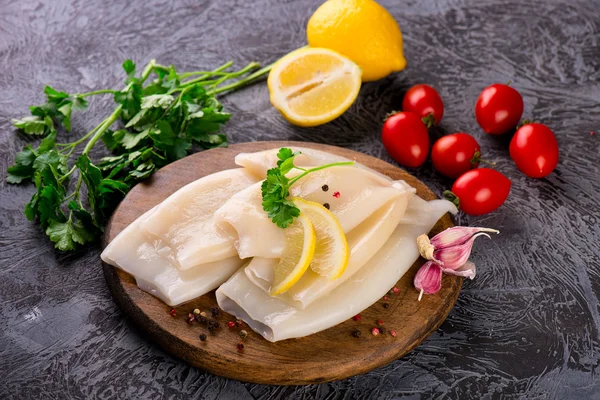 Beredning av rå bläckfisk och ingredienser ombord — Stockfoto