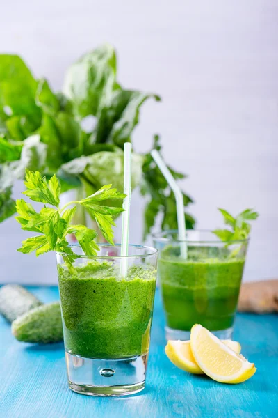 Detox smoothie with onions, celery, spinach in two glasses — Stock Photo, Image