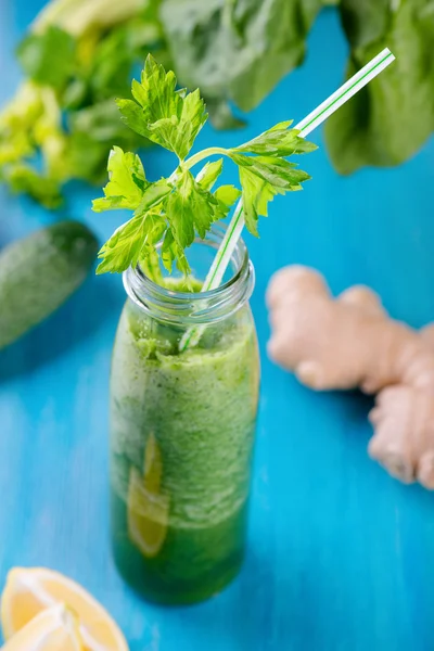 Smoothie desintoxicação verde com aipo e espinafre na garrafa — Fotografia de Stock