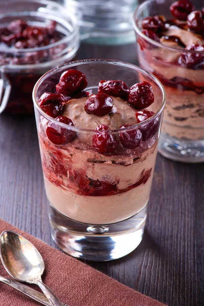 Dessert mousse chocolat aux cerises — Photo