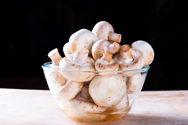 洗蘑菇在玻璃碗里 — 图库照片