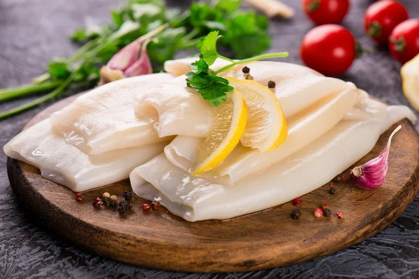 Beredning av rå bläckfisk och ingredienser ombord Stockbild