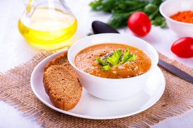 Sebze ve tost ile krem lezzetli mercimek çorbası