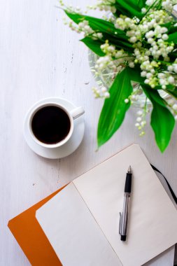 Güzel lily vadi ile defter ve kalem ve co fincan