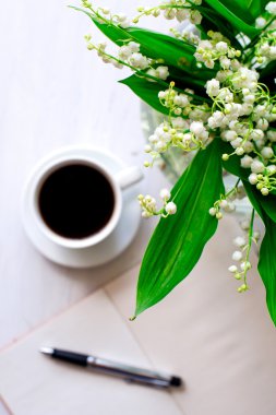 Güzel lily vadi ile defter ve kalem ve co fincan