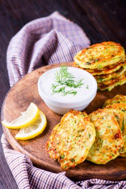 Otlar ve Beyaz ahşap tahta üzerinde ile kabak börek