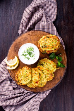Otlar ve Beyaz ahşap tahta üzerinde ile kabak börek