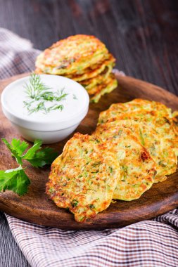 Otlar ve Beyaz ahşap tahta üzerinde ile kabak börek