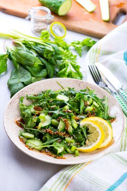 Soğan, kereviz, ruccola, ıspanak ve hardal sau yeşil salata