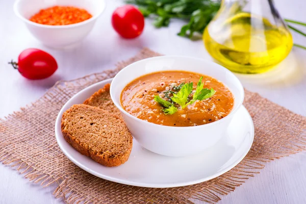 Delicious lentil cream-soup with vegetables and toast — Stock Photo, Image