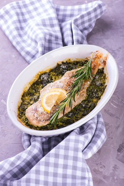 Filetto di pesce bianco cotto con erbe su spinaci fritti in cottura d — Foto Stock