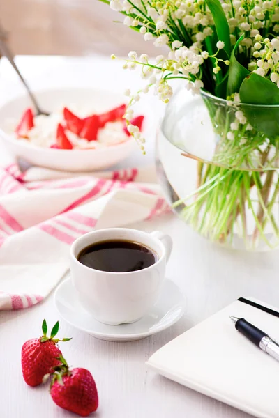 Cup of coffee with cottage cheese, strawberry.Notebook and pen o — Stock Photo, Image