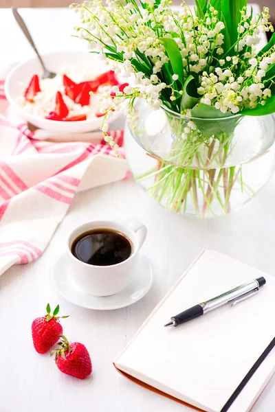 Cup of coffee with cottage cheese, strawberry.Notebook and pen o — Stock Photo, Image