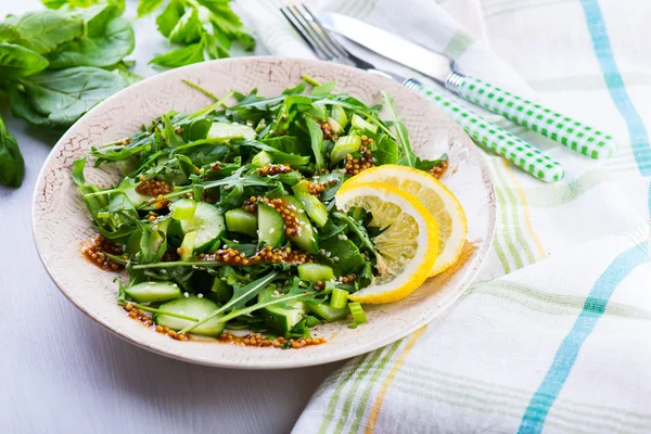 Insalata verde con cipolle, sedano, ruccola, spinaci e senape sau — Foto Stock