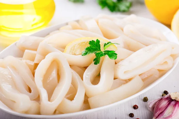 Beyaz tabak, yemek hazır çiğ kalamar halkaları