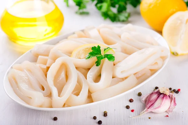 Beyaz tabak, yemek hazır çiğ kalamar halkaları