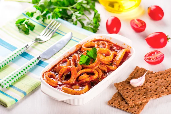 Domates soslu beyaz tabakta kalamar halkaları Komposto