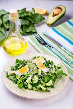 Beyaz tabakta ıspanak ve Avokado salatası