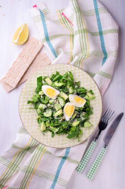 Beyaz tabakta ıspanak ve Avokado salatası
