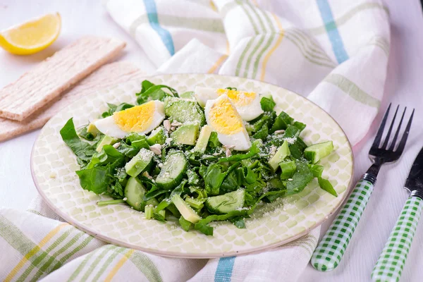 Салат из шпината и авокадо на белой тарелке — стоковое фото