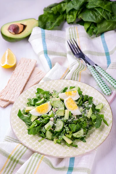 Insalata di spinaci e avocado su piatto bianco — Foto Stock