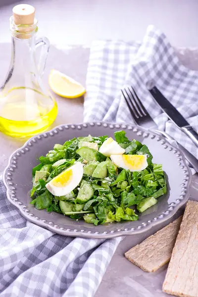 Салат из шпината и авокадо на серой тарелке — стоковое фото