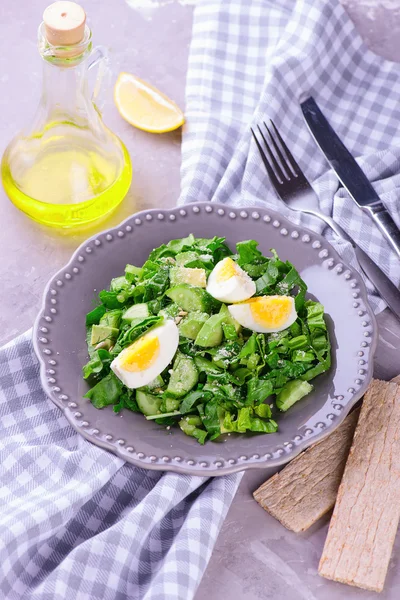 Spenat och avokado sallad på grå platta — Stockfoto