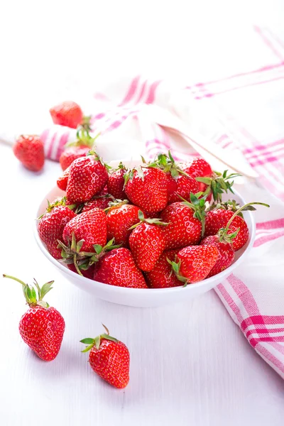 Fresh strawberry in white bowl with the napkin — Stock Photo, Image