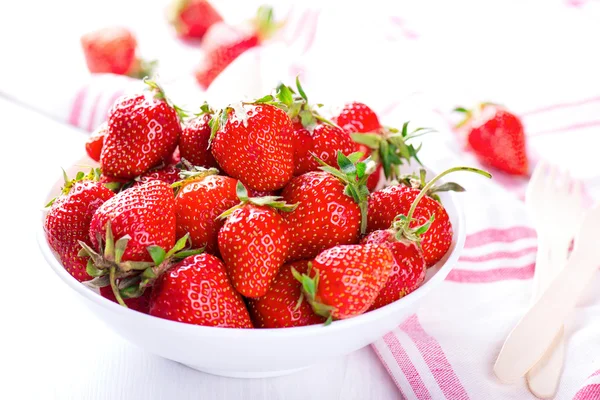 Fresh strawberry in white bowl with the napkin — Stock Photo, Image