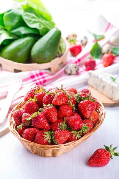 在白色桌子上篮子里的新鲜草莓 — 图库照片