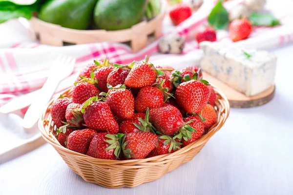 Fragola fresca nel cestino sul tavolo bianco — Foto Stock