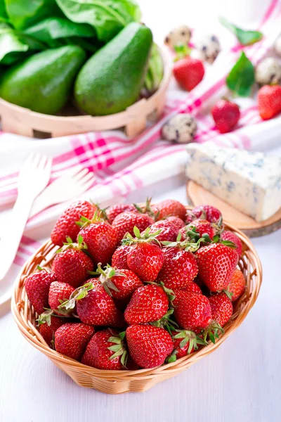 在篮子里的新鲜草莓采摘 — 图库照片