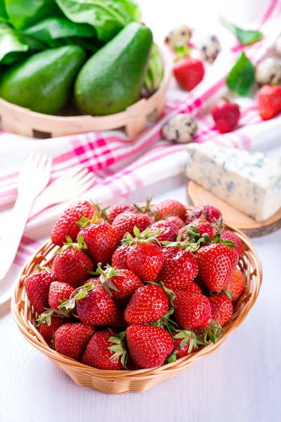 Raccolta di fragole fresche nel cestino — Foto Stock